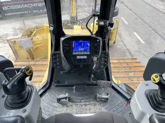Generation-Komatsu DP61 Crawler dozers-interior
