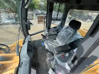 Generation-Liebherr LR636 Crawler loaders-interior