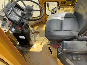 Generation-Komatsu WF450 Crawler dozers-interior