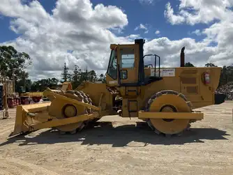 Generation-Komatsu WF450 Crawler dozers-exterior