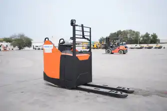 Generation-Toyota Levio LPE Pallet trucks-exterior