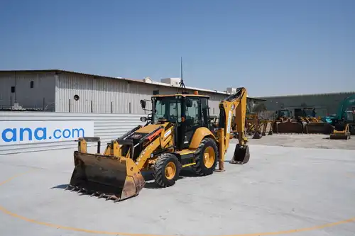 Skid steer vs. backhoe: the key differences and which loader is right for your project? - 1
