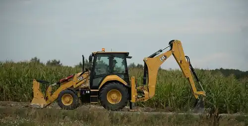 Skid steer vs. backhoe: the key differences and which loader is right for your project? - 6