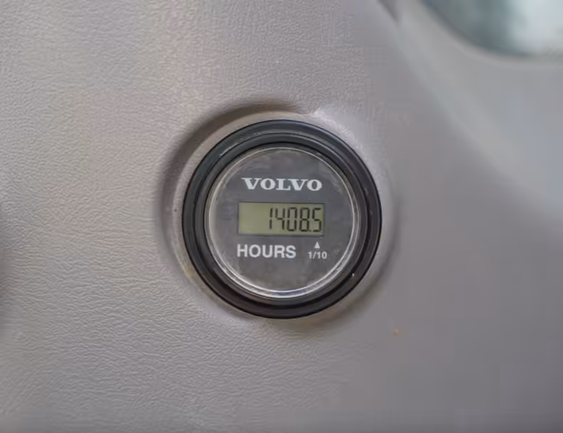 عداد ساعات التشغيل لآلة فولفو يعرض 14 ألف ساعة تشغيلية على موقع مكنة.