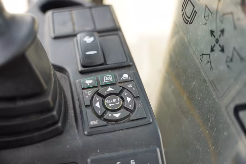 لوحة تحكم التكييف في حفارة فولفو EC550EL، من تقرير فحص على مكنة.