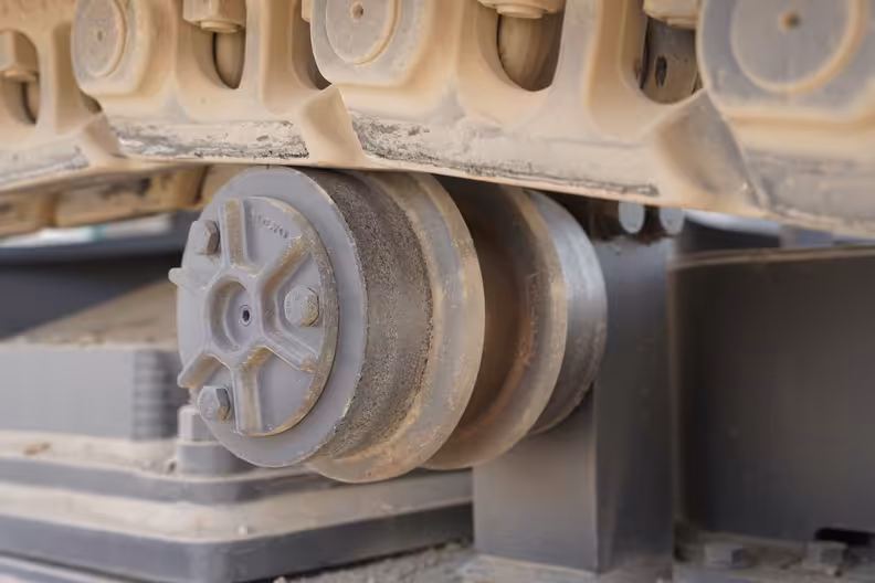 بكرة جنازير حفارة فولفو EC550EL، من تقرير فحص على مكنة.