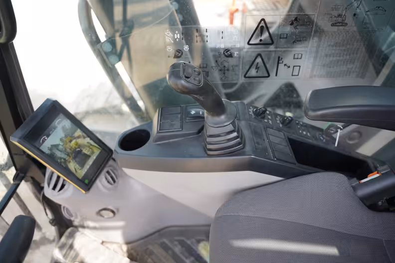 كابينة الحفارة بعصا التحكم والشاشة، من تقرير فحص حفارة فولفو EC550EL على مكنة.