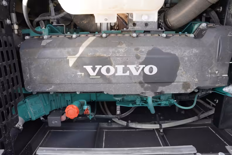 محرك حفارة فولفو EC550EL، من تقرير فحص على مكنة.