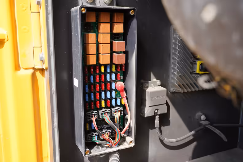 علبة الفيوزات في حفارة فولفو EC550EL، من تقرير فحص على مكنة.