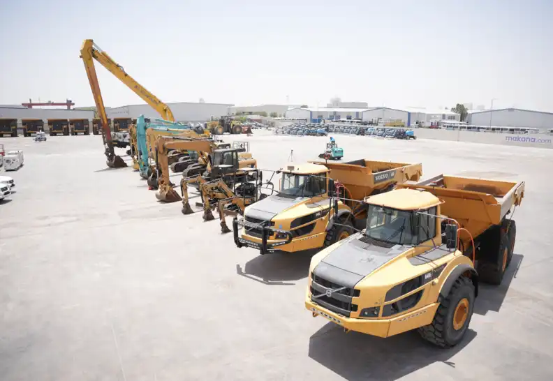 Long boom excavator, dump trucks and dozers in UAE machinery auction - 3