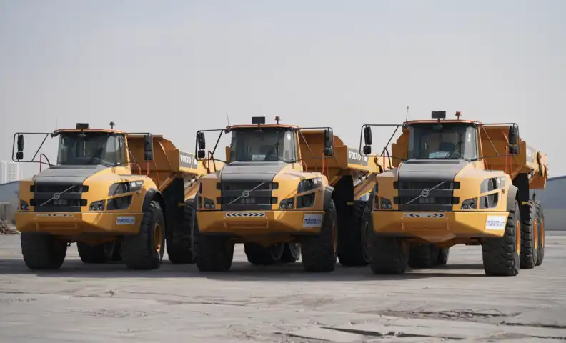 Long boom excavator, dump trucks and dozers in UAE machinery auction - 1